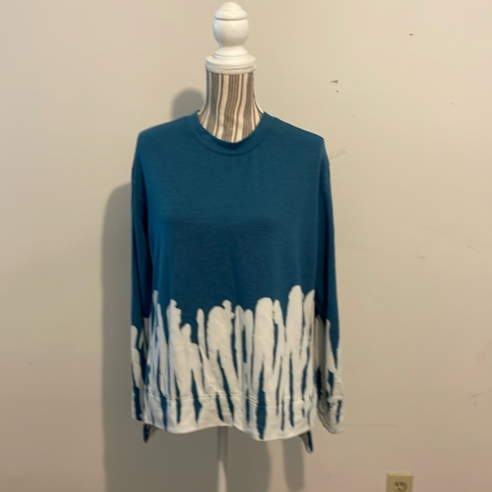 te verde pretty sweatshirt size small